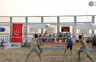 Kadıköy’de plaj voleybolu turnuvasında gençler...