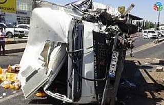 Meşrubat yüklü kamyonet kaza yapıp devrildi: 2...