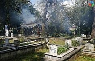Mezarlığın içindeki baraka yanarak kül oldu