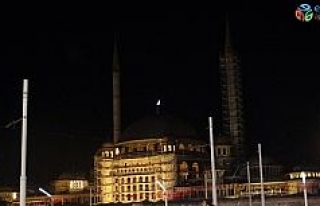 Taksim Camii alemiyle hilal buluştu, vatandaşlar...