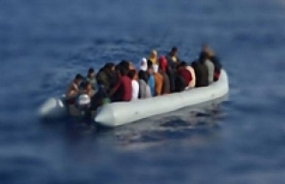 Ege'de göçmenleri taşıyan bot battı: 5'i...