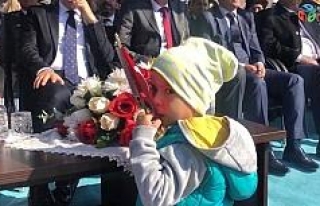 2 yaşındaki çocuğun bayrağı öpmesi kutlamalara...
