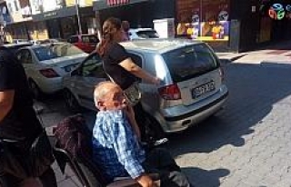 Engelli vatandaş, duyarsız sürücünün park ettiği...