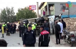Uşak'ta işçileri taşıyan araç devrildi:...