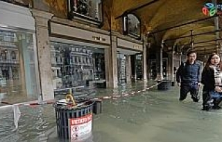 “Aşıklar Şehri” Venedik, sular altında