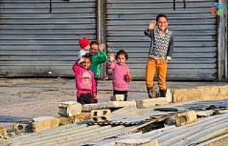 Barış Pınarı Harekat bölgesinde çocuklara oyuncak...