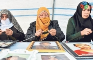 Diyarbakır anneleri Mehmetçik için atkı örüyor