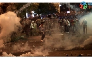 Beyrut'taki gece eylemine yine polis müdahalesi:...