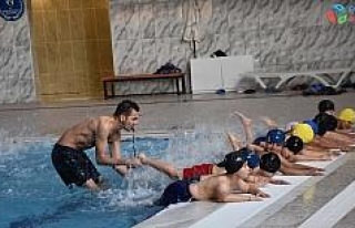 Bitlisli çocuklar yüzme öğreniyor