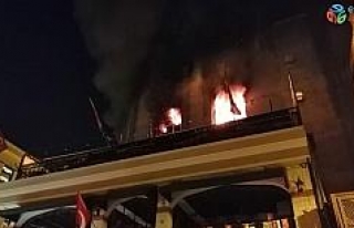 Kadıköy de 5 katlı binada korkutan yangın
