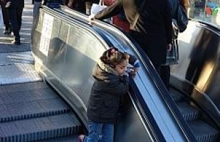 (Özel)Taksim Metrosunun yürüyen merdivenlerinde...