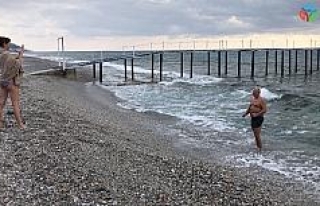 Rus turistler soğuk havaya aldırış etmeden denize...