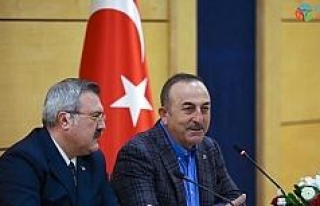 Bakan Çavuşoğlu, Tiran’da Türk vatandaşlarıyla...