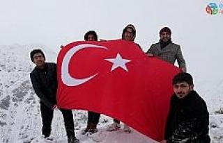 Dalgalandırdıkları Türk bayrağı ile Yunan Vekil...