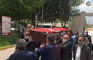 Emekli emniyet müdürü Türk bayrağına sarılı...