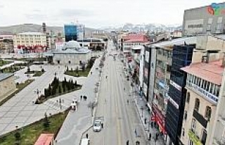 Erzurum’da polisin denetimleri ve maske dağıtımı...