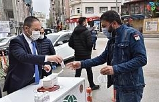 Esnaf ve vatandaşlara ücretsiz maske ve dezenfektan...