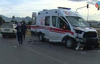 Isparta’da ambulans ile otomobil çarpıştı: 1’i...