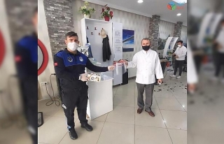 Altınova’da berber ve kuaförlere maske dağıtıldı