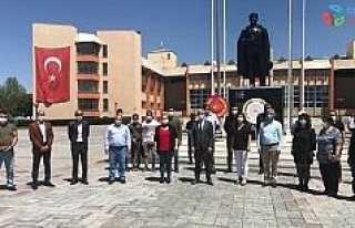 CHP, Atatürk anıtına çelenk bıraktı