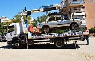 Narlıdere'de hurda araçlar toplanıyor