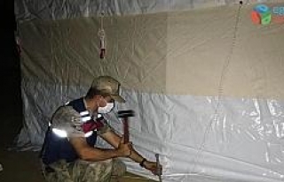 Jandarma deprem bölgesinde çadır kurdu