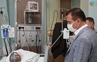 Vali Akbıyık, hastanede tedavi gören yaralı vatandaşı...