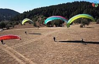 Abant Tabiat Parkı üzerinde paraşütle uçtular