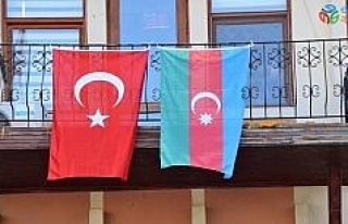 Belediye binasına Azerbaycan ve Türk bayrakları...