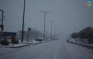 İzmir-Ankara D300 karayolunda trafiğe kar engeli