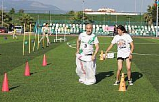 Gaziemir’de babalarla çocukları yarıştı