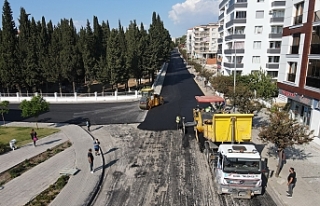 Aliağa Belediyesi sıcak asfalt serim çalışmalarını...