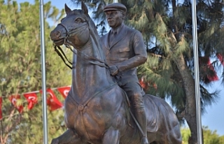Güzelbahçe’de Atatürk heykeli açıldı