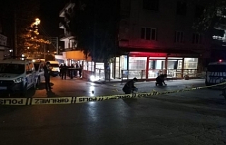 İzmir'de kahvehane önünde silahlı kavga:...