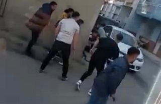 İzmir'de silahlı kavga: Olay anları kamerada,...