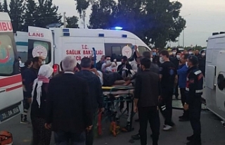 İzmir’de işçileri taşıyan iki midibüs çarpıştı:...
