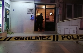 İzmir’de trans birey yaşadığı binanın girişinde...