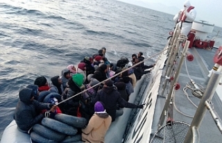 İzmir açıklarında 76 düzensiz göçmen kurtarıldı