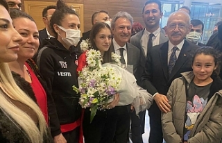 Kılıçdaroğlu, havalimanında karşılaştığı...