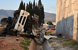 İzmir'de feci kaza: Kamyon şoförü olay yerinde...