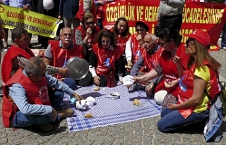 İzmir'de emeklilerden zam tepkisi; Taş kaynattılar