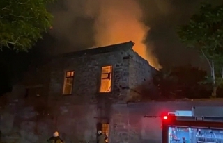 Geçen yıl yanan tarihi binada yine yangın çıktı