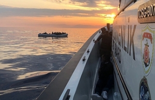 İzmir açıklarında 52 düzensiz göçmen yakalandı