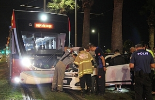 Aşırı hız kazaya neden oldu: Tramvayla çarpıştı!