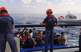 İzmir açıklarında 59 göçmen kurtarıldı, 39...