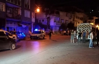İzmir'de alkollü şahıs ihbara gelen polisi...