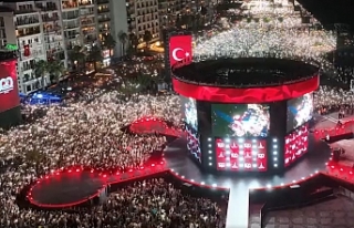 İzmirliler Gündoğdu Meydanı'na akın etti!