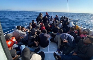 İzmir açıklarında 77 göçmen kurtarıldı