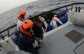 İzmir açıklarında 69 göçmen yakalandı