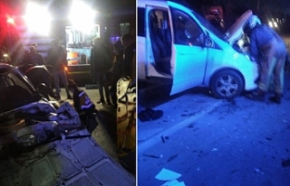 İzmir'de iki araç kafa kafaya çarpıştı:...